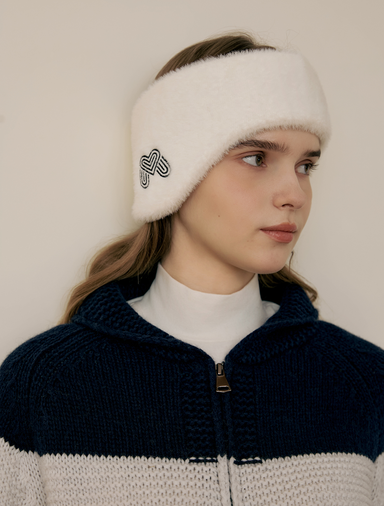 Symbol Knit Ear Warmer_OFF-WHITE (QWAFAWM40130)